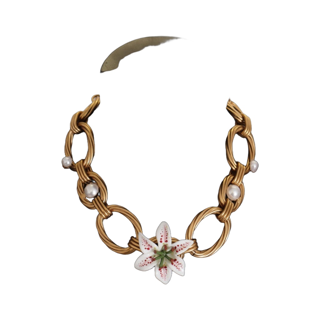 Elegant Gold Lilly Flower Pendant Necklace