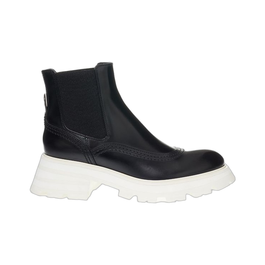 Elegant Leather Boots in Timeless Black
